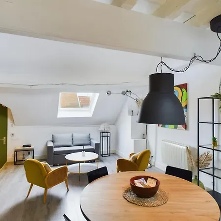 アパート The Loft Under The Roofs - Near The Train Station