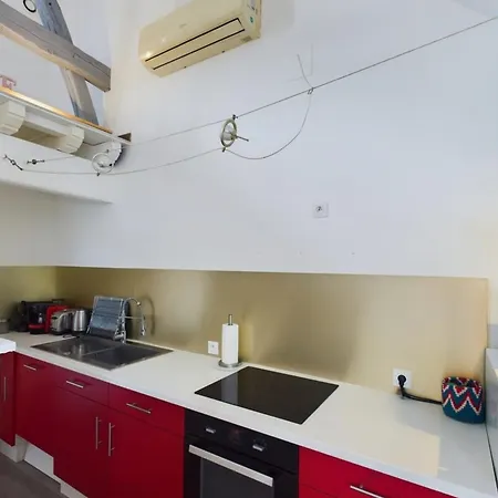 The Loft Under The Roofs - Near The Train Station アパート *